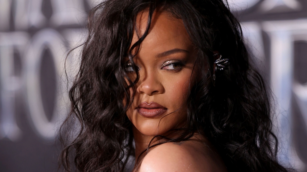 Rihanna surge deslumbrante em première de 'Pantera Negra 2'