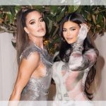 Khloe Kardashian e Kylie Jenner vão ao desfile da Balenciaga com looks muito chamativos