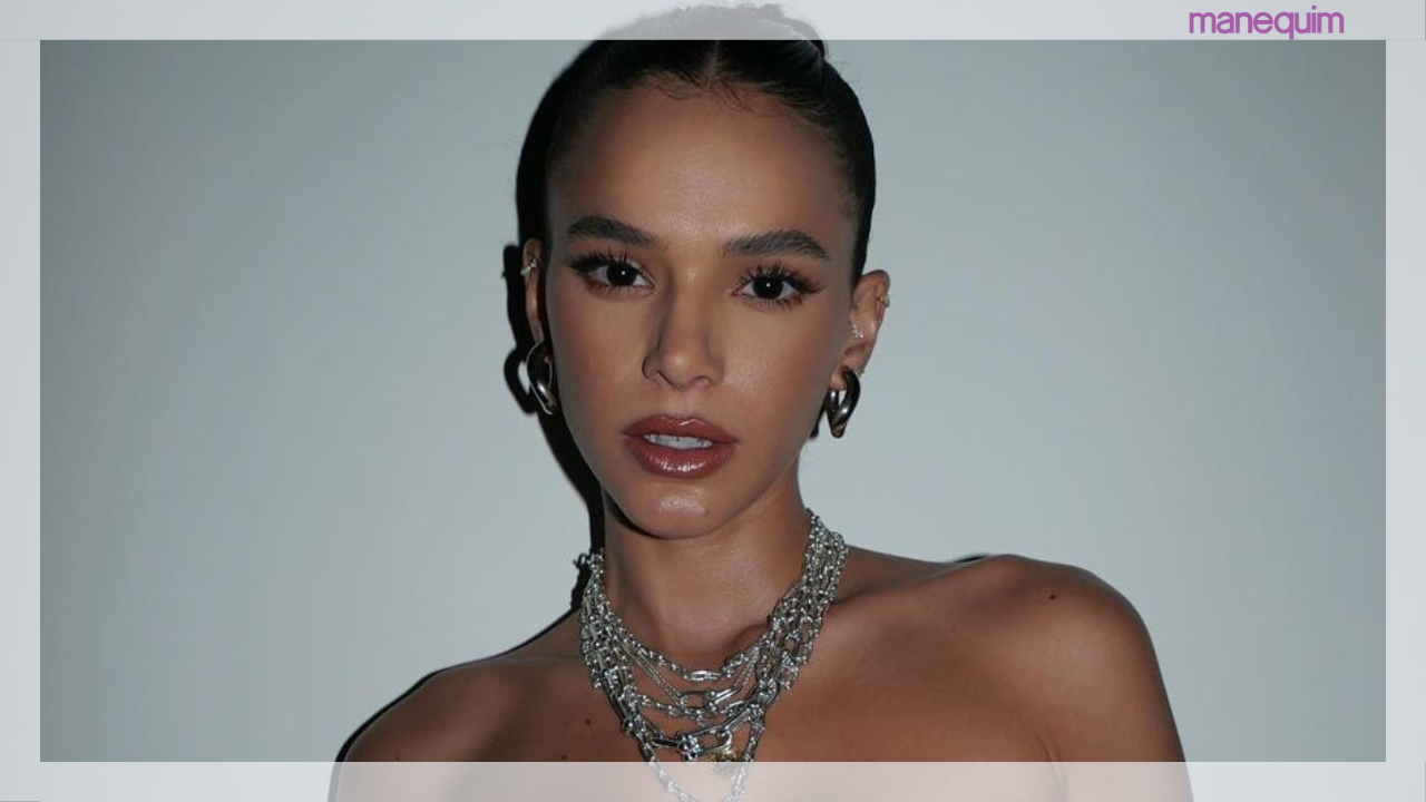 Bruna Marquezine usa vestido estampado BLACK & WHITE