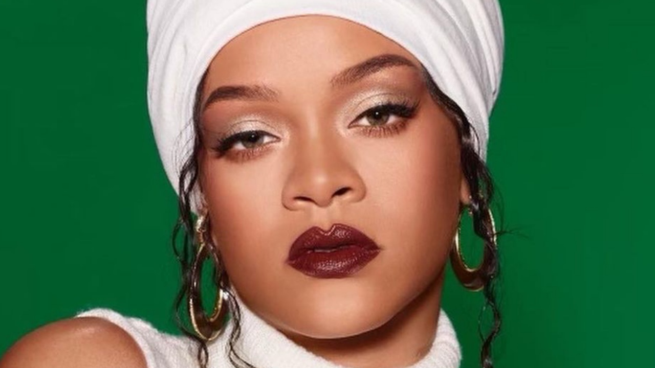 ELEVOU A TEMPERATURA! Rihanna aposta em vestido com recortes ousados