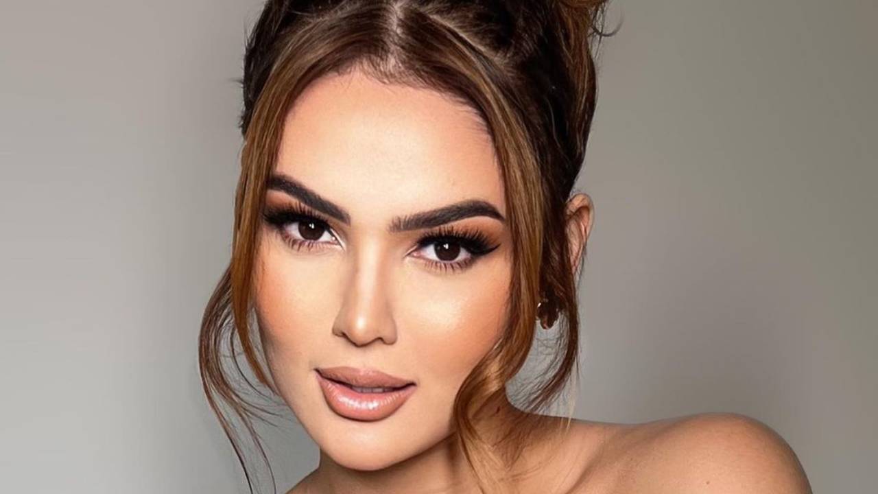 Rainha das tendências! Eslô Marques usa dois cintos em look all jeans