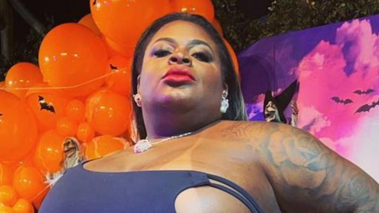 Jojo Todynho mostra até demais com macacão cheio recortes em sua festa de divórcio