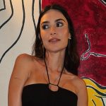 Thaila Ayala revela barriguinha de nova gravidez em all-black todo recortado