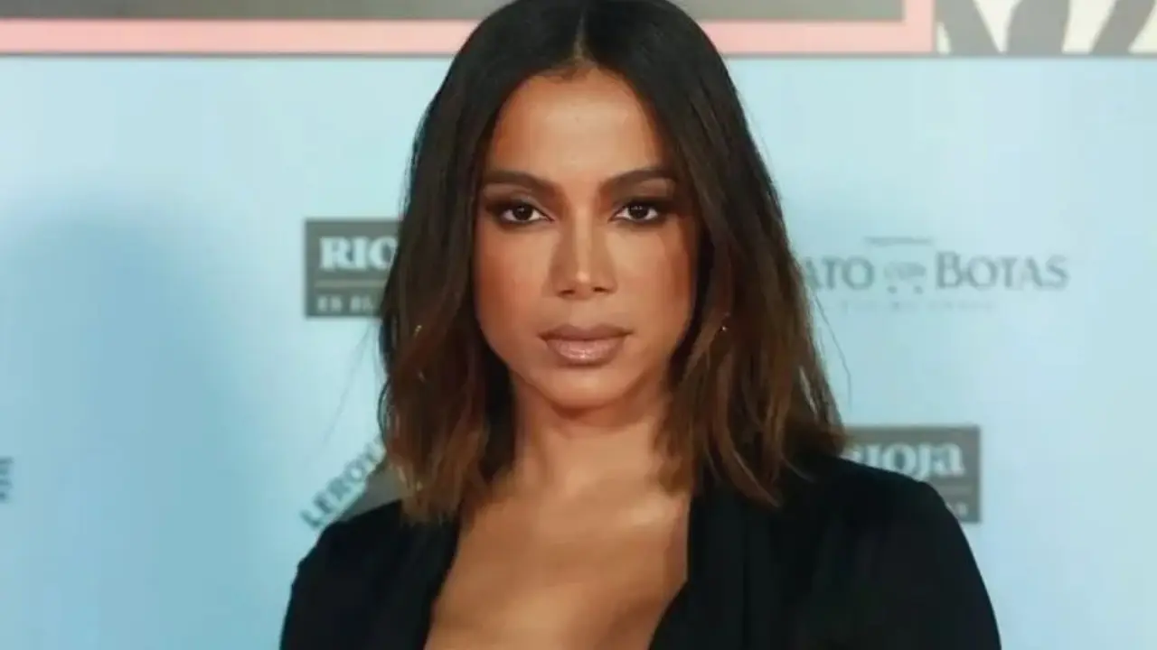 Calças ou botas? Anitta surge em peça 'diferentona' de R$19 mil
