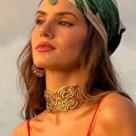 Camila Queiroz encanta com visual boho chic por Noronha