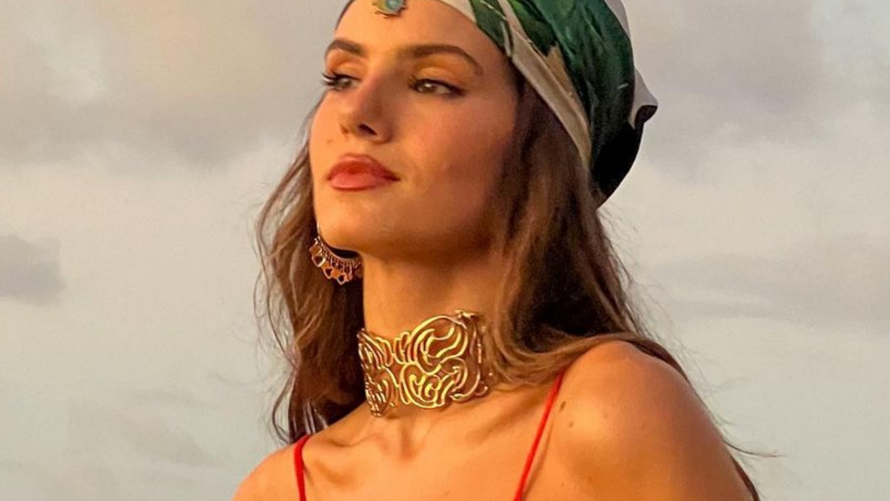 Camila Queiroz encanta com visual boho chic por Noronha
