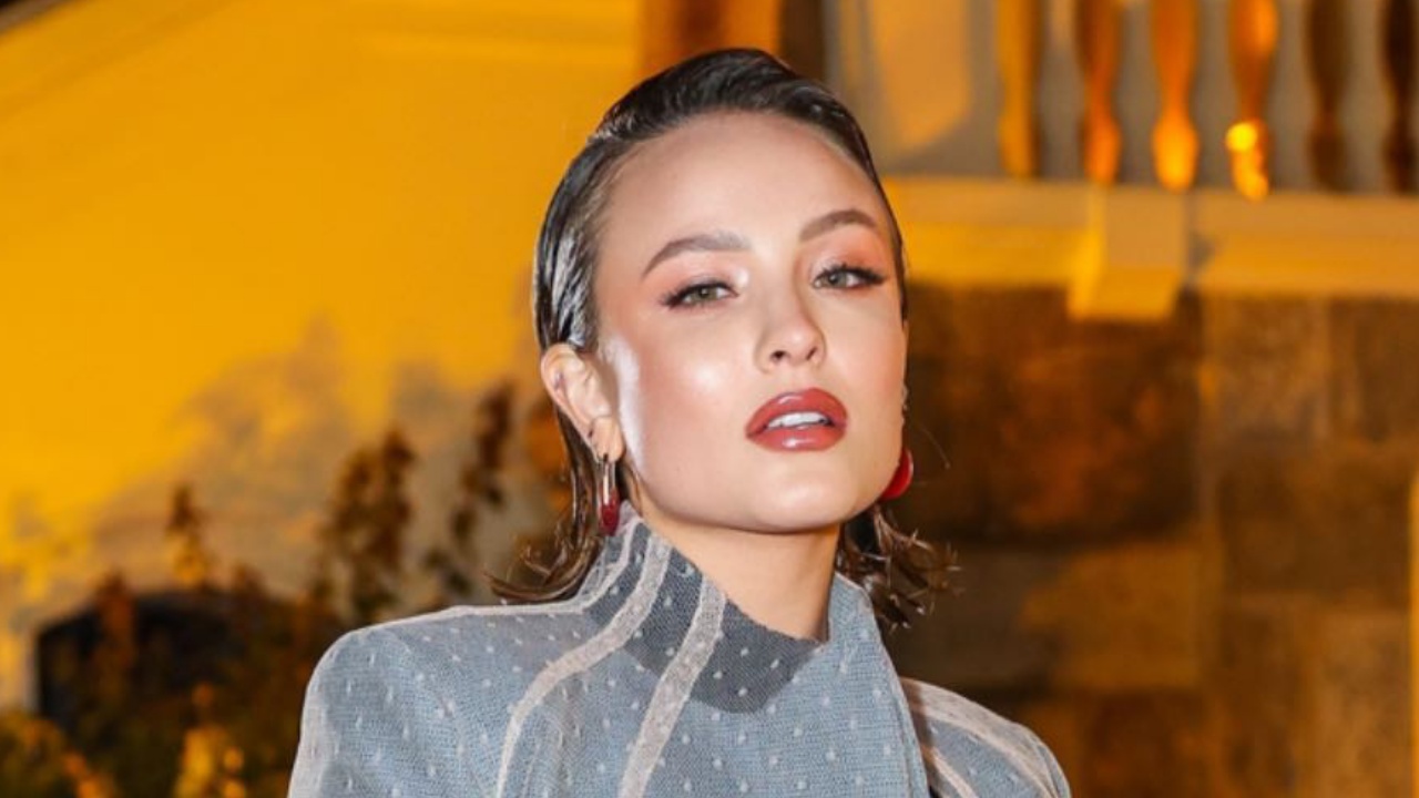 Larissa Manoela inova com transparências e surge em look diferente