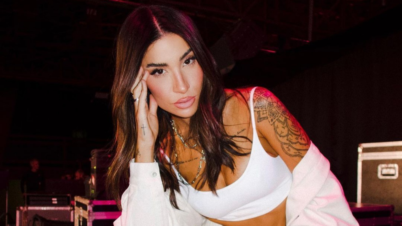 Bianca Andrade debuta nas passarelas da São Paulo Fashion Week em look alienígena