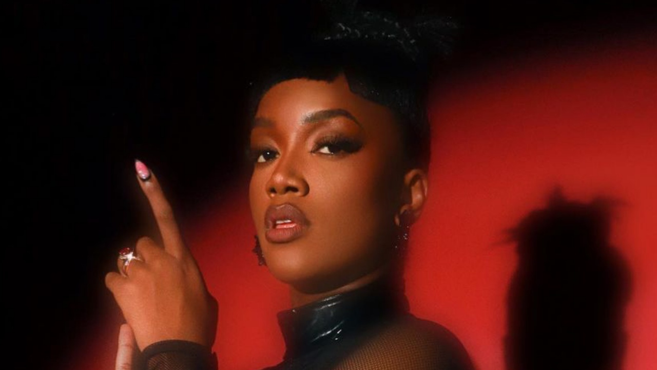 Em estreia do The Voice Brasil, Iza elege transparência e brilhos como protagonistas do look