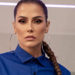 Uniforme ousado: Deborah Secco inova com look em estreia da Copa do Mundo