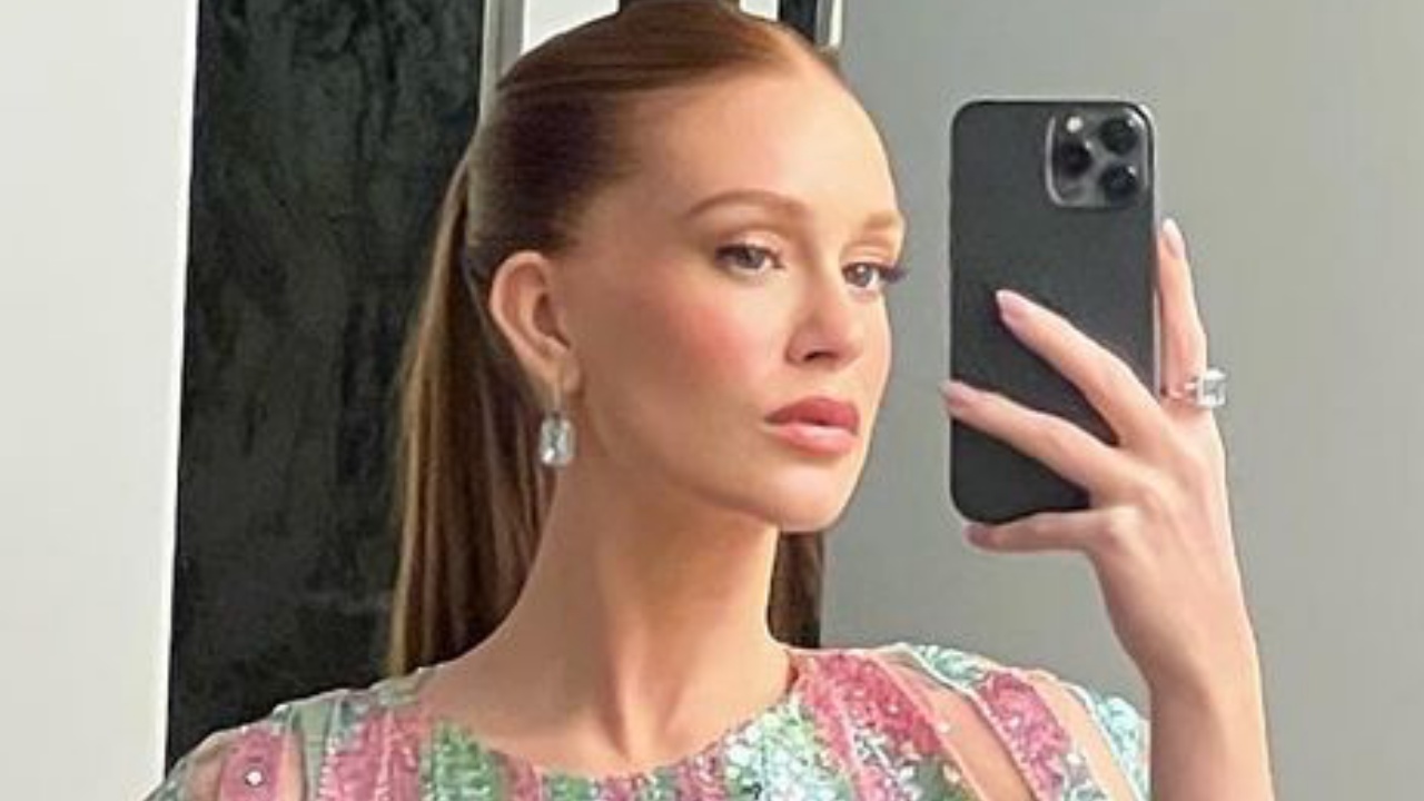 Marina Ruy Barbosa encanta em vestido todo brilhante