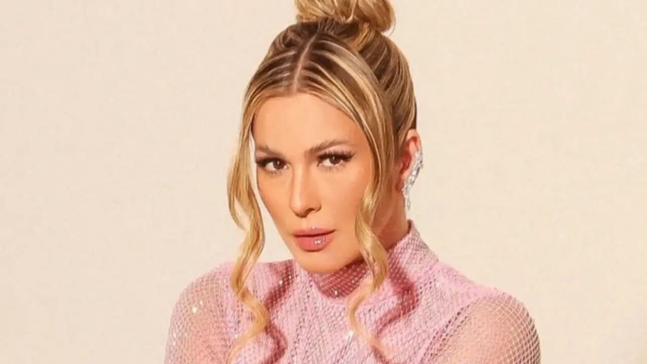 Barbiezinha: Lívia Andrade investe em brilhos e transparências e surpreende