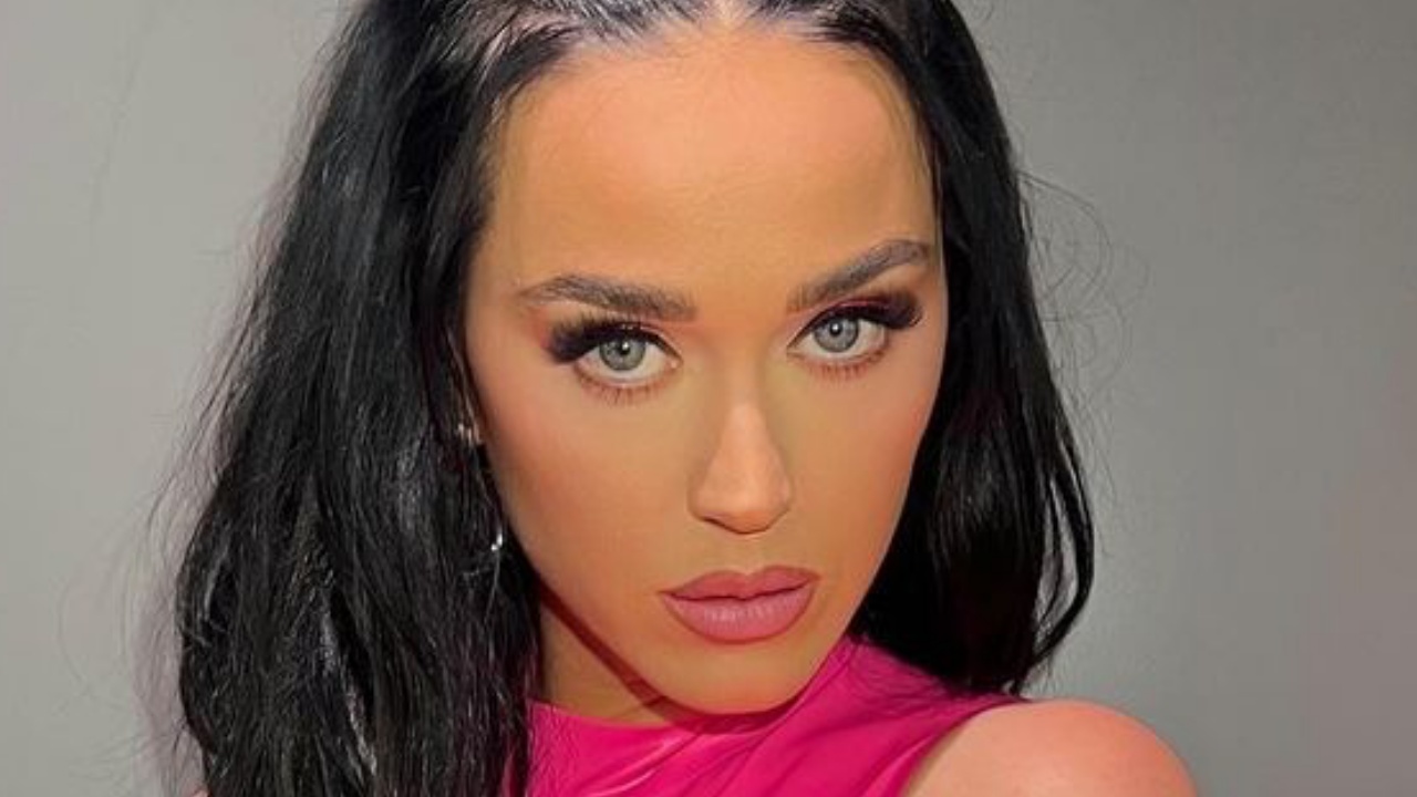 Katy Perry aparece em look diferentão feito de brinquedo e diverte fãs