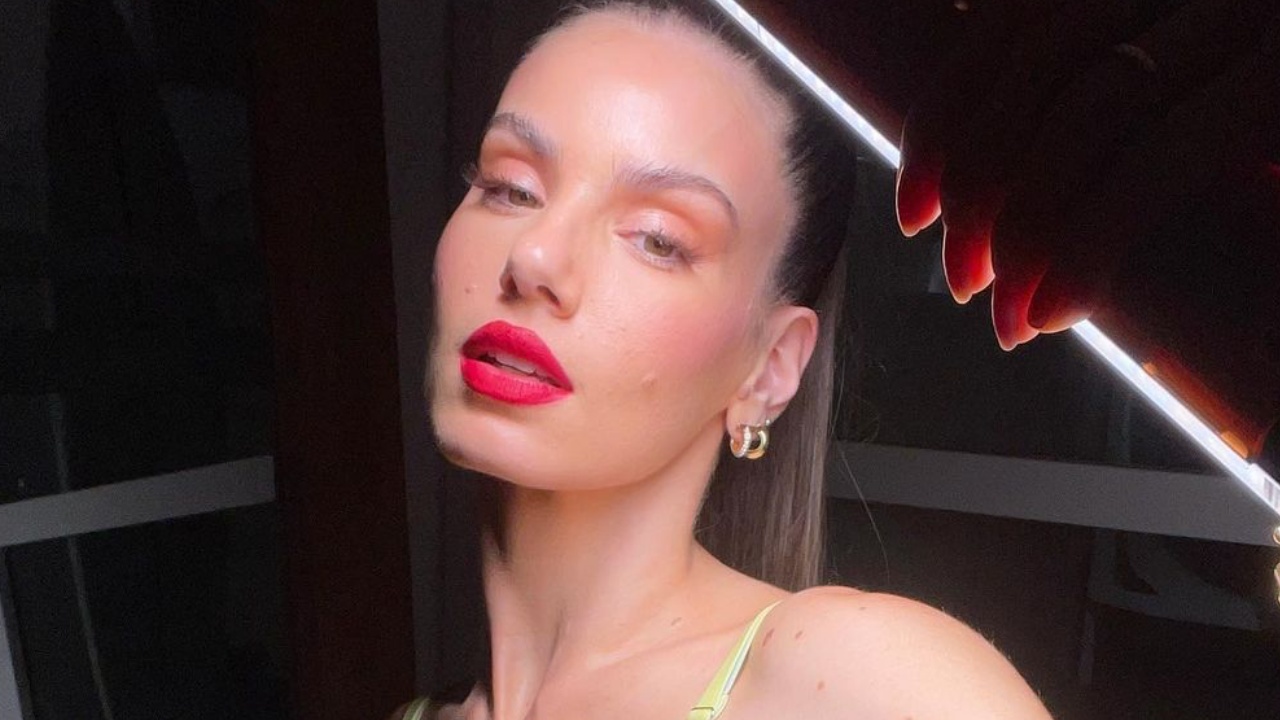 Além de Anitta e Luísa Sonza: Camila Queiroz sensualiza vestido que revela corpo nu