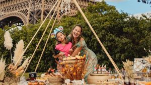Luana Piovani faz picnic em frente a Torre Eiffel com filha, Liz: "VIDA bem VIVIDA!"