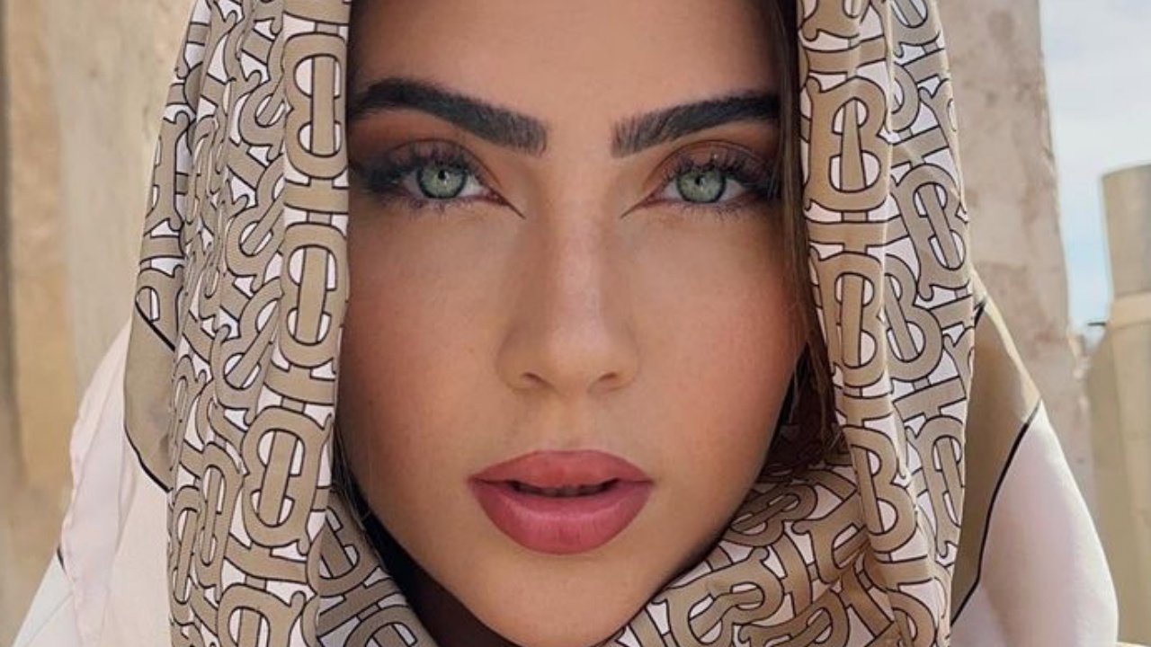 Jade Picon aposta em vestes tradicionais durante viagem pelo Catar
