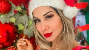 Maíra Cardi monta árvore de natal com presentes luxuosos, mas se arrepende