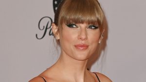 Reputation? Taylor Swift traz joias para look e intriga fãs