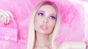 A própria Barbie: Letícia Ledger investe em tendência e arrasa com look autoral