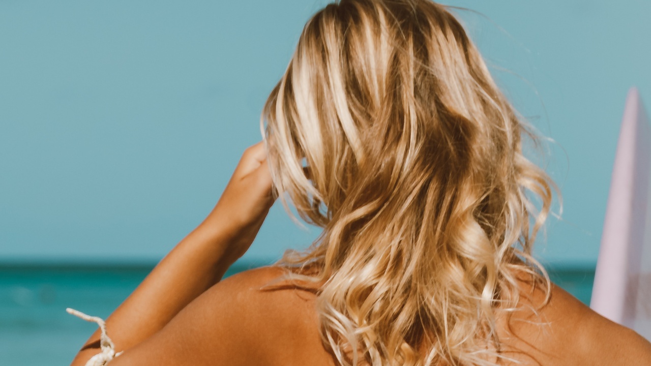 Cuidados da influencer: Tata Estaniecki conta 3 dicas para manter os  cabelos loiros saudáveis em casa