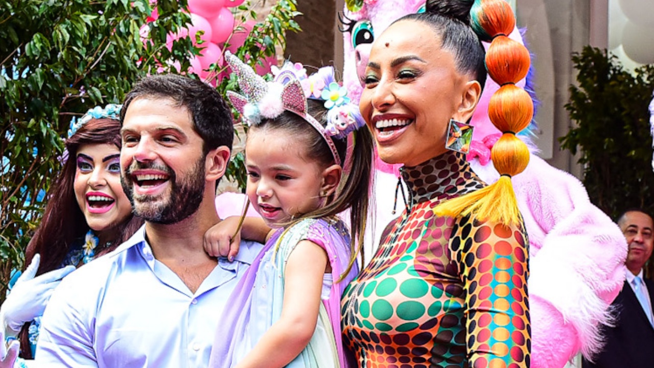Sabrina Sato se joga no mundo de fantasias em aniversário de 4 anos da filha Zoe