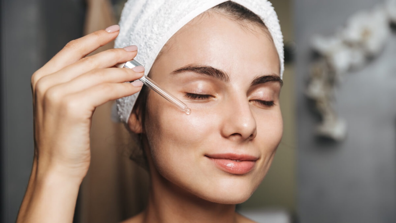 Para efeito lifting: Saiba como fazer massagem facial relaxante e anti-flacidez