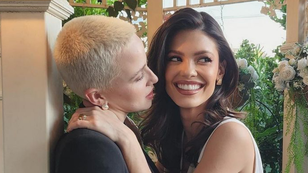 Em jantar de celebridades, Vitória Strada pede Marcella Rica em casamento