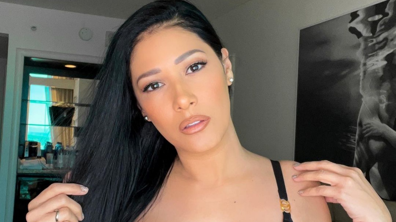 Simaria deslumbra em vestido transparente para noite luxuosa