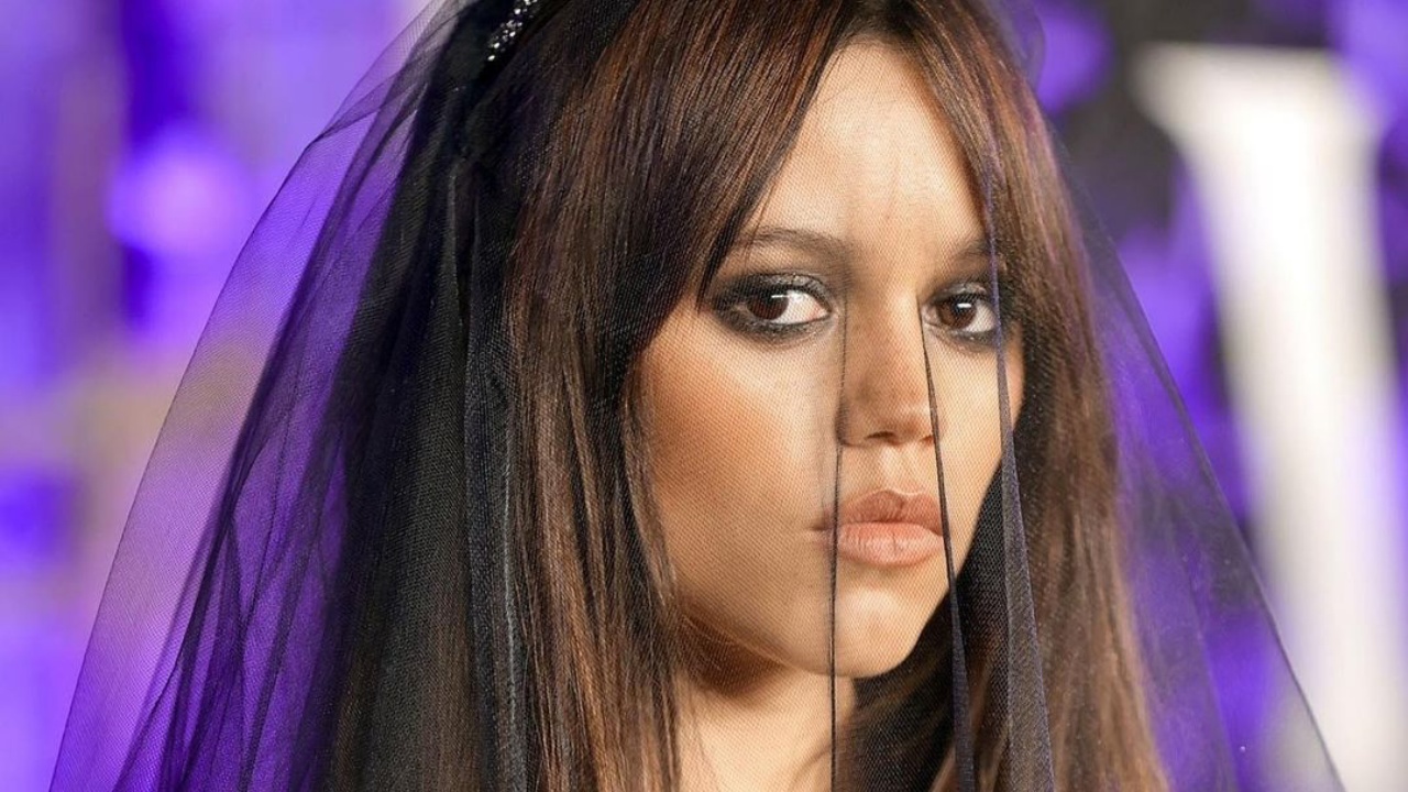 Protagonista de Wandinha radicaliza visual, após sucesso da série