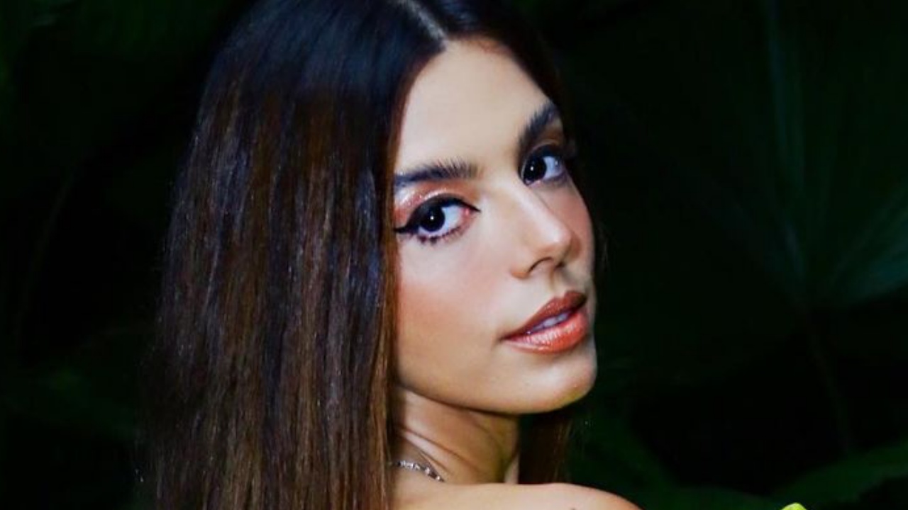 Giovanna Lancellotti encanta em conjunto monocromático metalizado