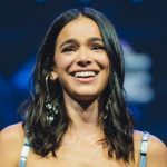 De surpresa no CCXP 22, Bruna Marquezine aposta em minissaia e visual espelhado