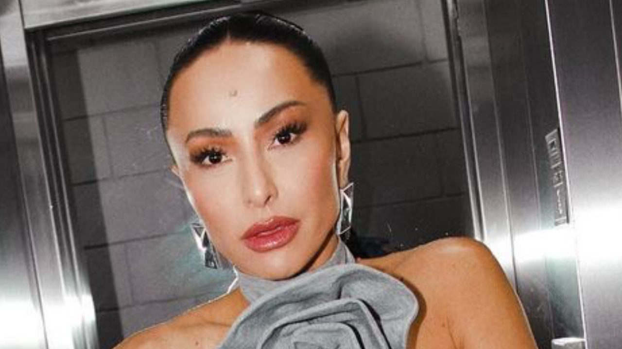 Sabrina Sato veste tubinho "básico" de R$7 mil com detalhes especiais