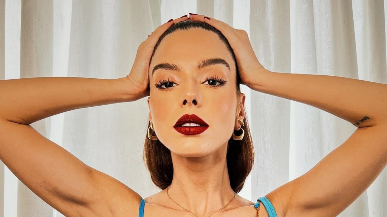 Monocromático dos pés à cabeça: Giovanna Lancellotti sensualiza em look todo azul