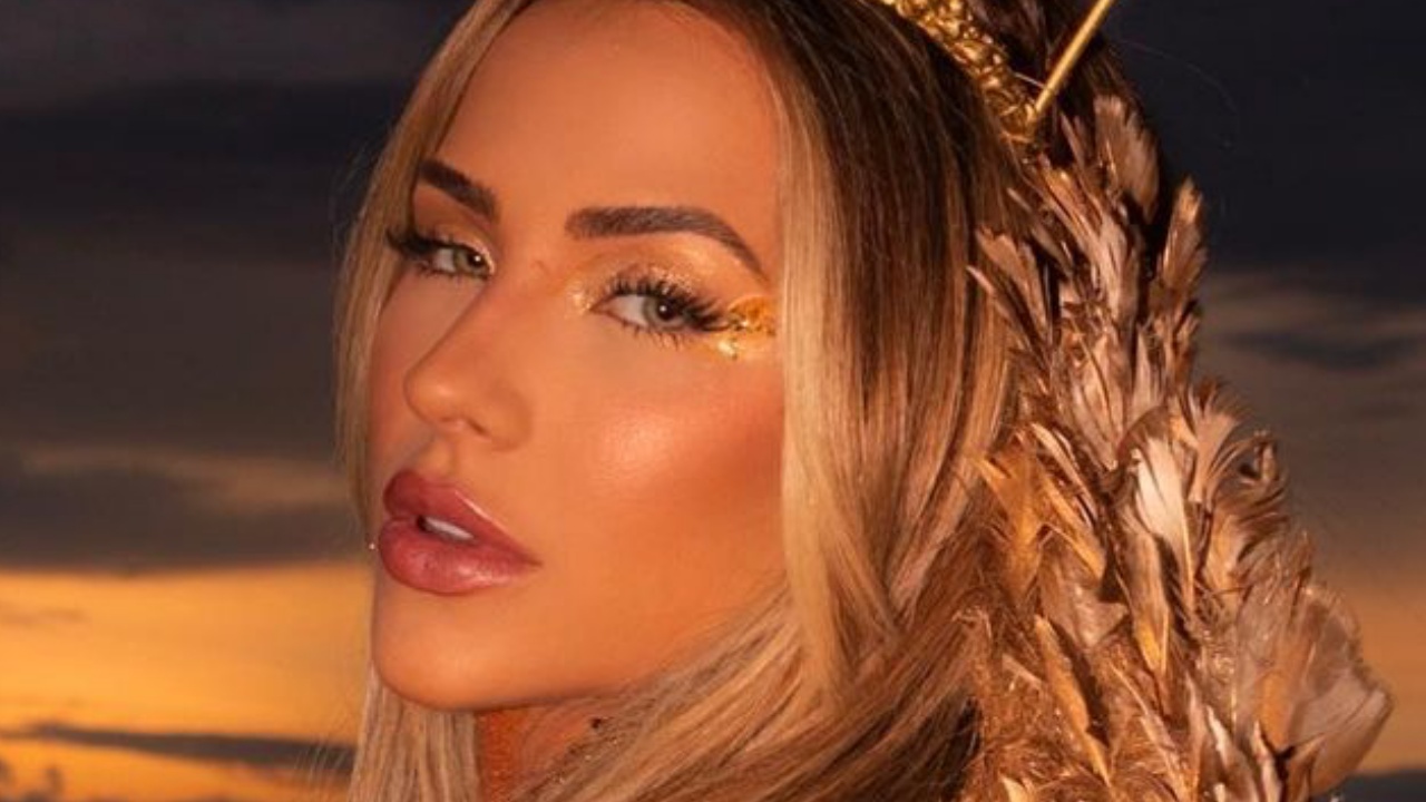 Gabi Martins dispensa roupa em comemoração de seu aniversário