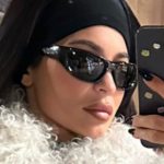 Kylie Jenner estiliza look de neve com plumas