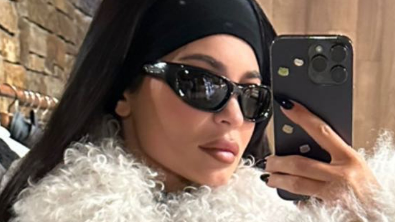 Kylie Jenner estiliza look de neve com plumas