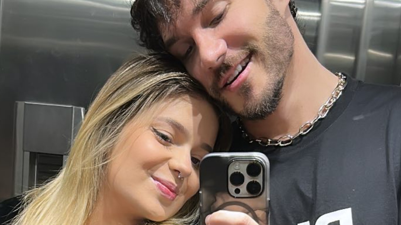 Viih Tube marca barriguinha de grávida em look all black para curtir show