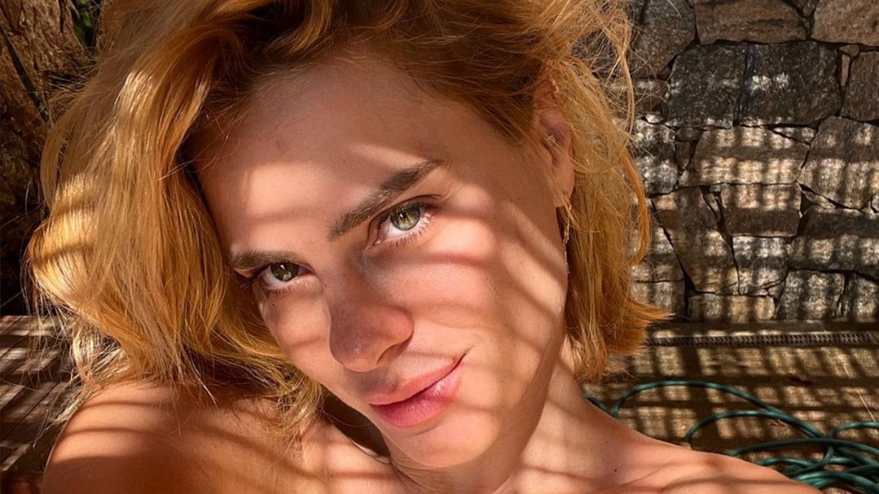 Em dia de jogo da Seleção Brasileira, Carolina Dieckmann investe em biquíni Brazilcore