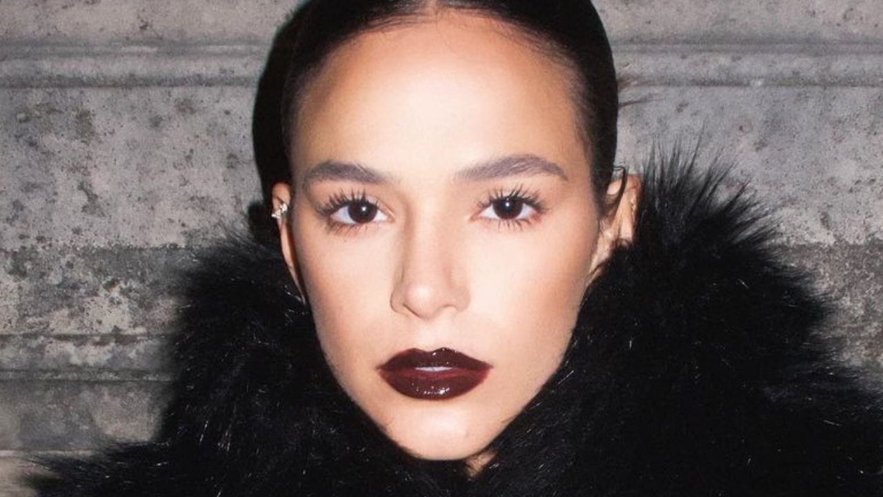 Wandinha? Bruna Marquezine surpreende em look gótico e ousado