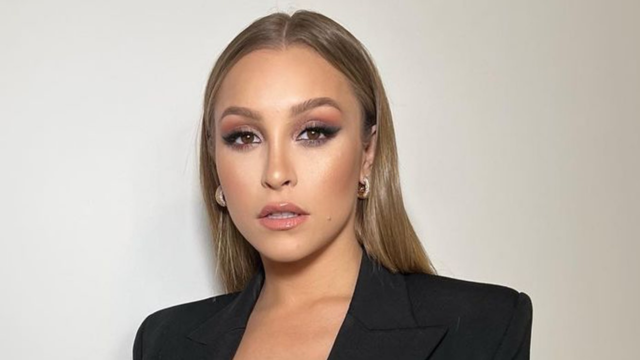 Em look all black, Carla Diaz aposta em blazer de R$23 mil