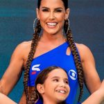 Em último Tá na Copa, Deborah Secco surge ao lado de filha também com uniforme estilizado