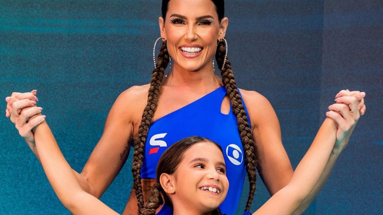 Em último Tá na Copa, Deborah Secco surge ao lado de filha também com uniforme estilizado