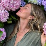 De férias no Brasil, Gisele Bündchen reflete sobre amor: "O que mais floresce"