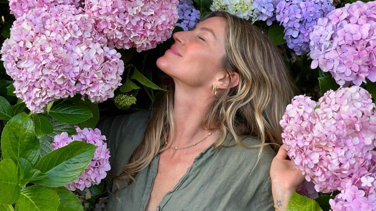 De férias no Brasil, Gisele Bündchen reflete sobre amor: "O que mais floresce"