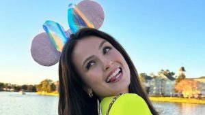 Larissa Manoela celebra aniversário na Disney com body cavadíssimo