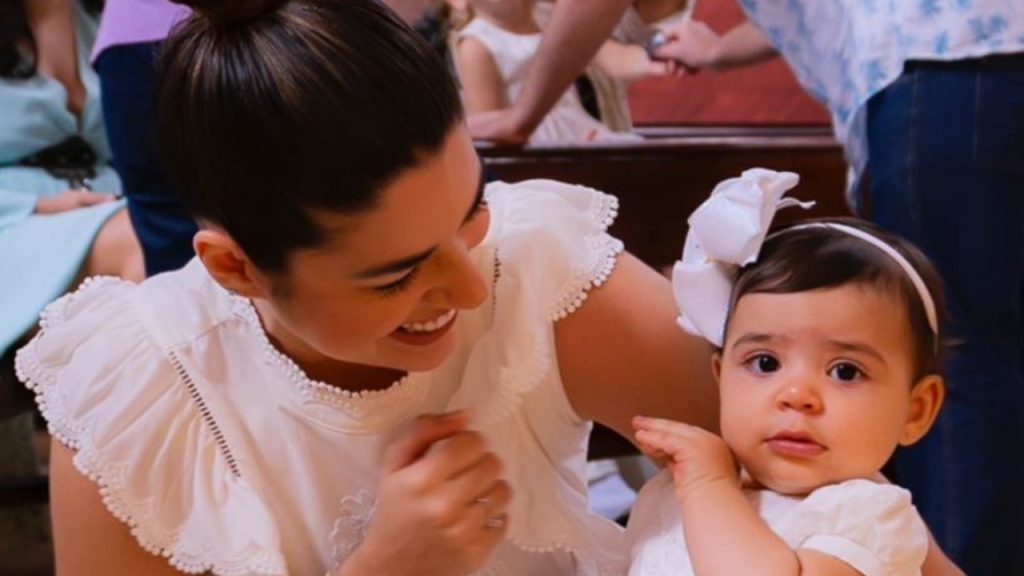 Vivian Amorim compartilha detalhes de batizado lindo de sua primogênita, Malu