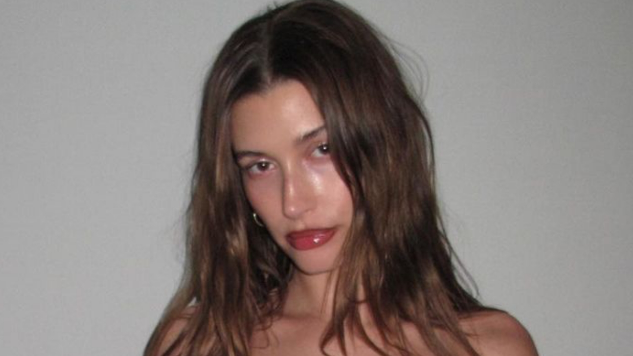 Hailey Bieber quase mostra demais em vestido transparente
