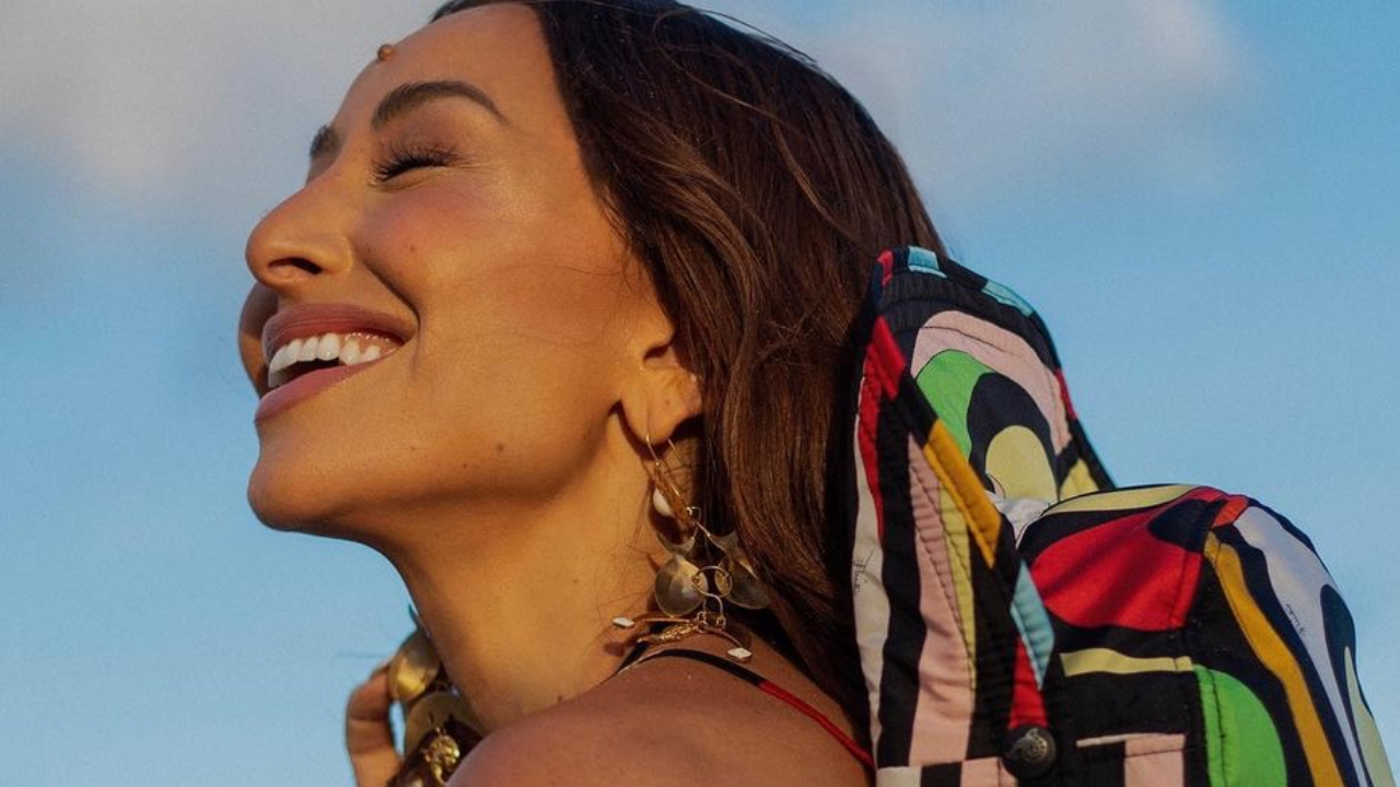 Sabrina Sato combina biquíni geométrico com chapéu de cowboy e arrasa