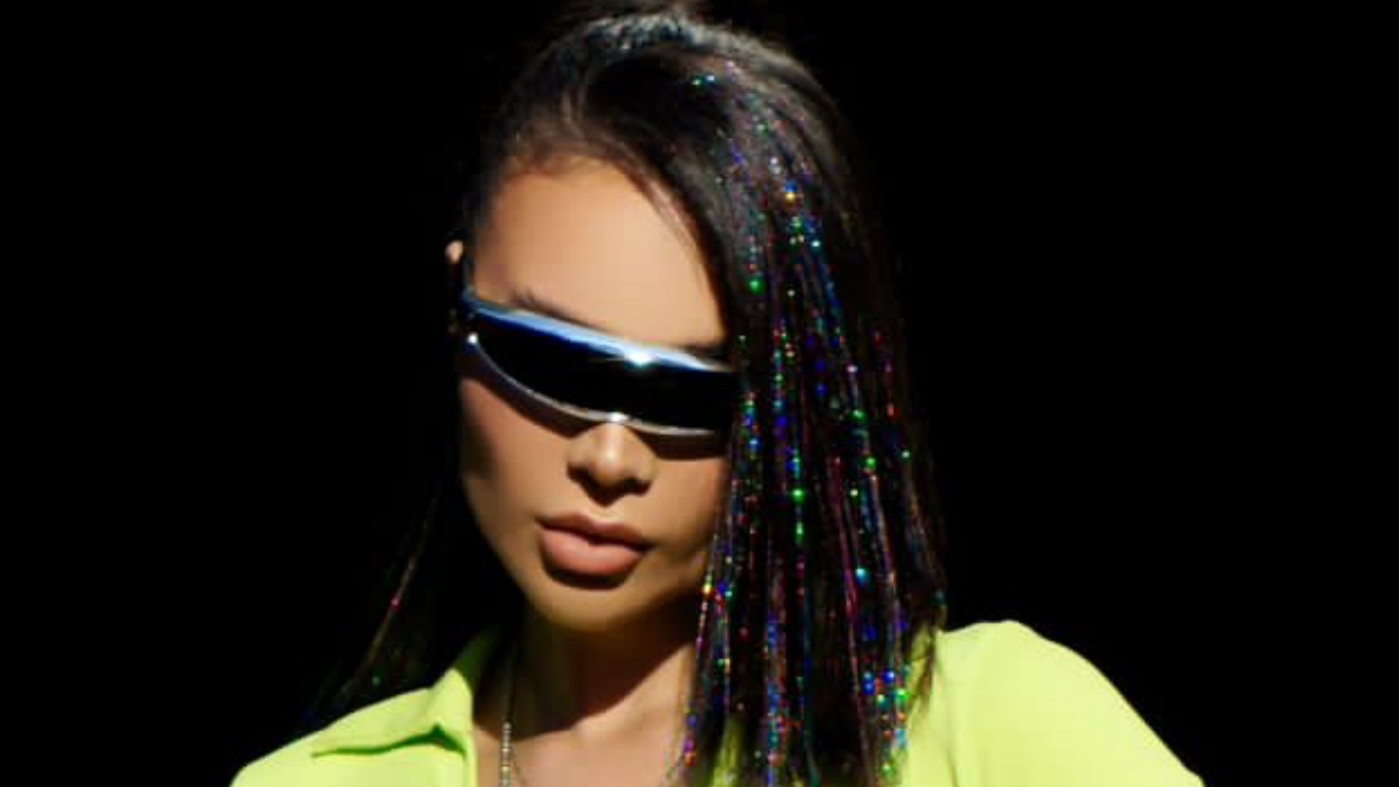 Estética futurista: Influenciadora mostra como apostar na tendência de 2023