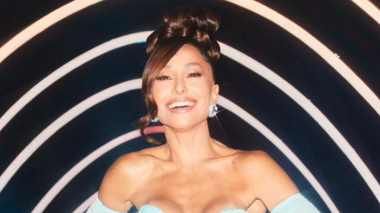Classicona: Sabrina Sato elege tomara-que-caia com corset definido e coque vintage em estreia de reality